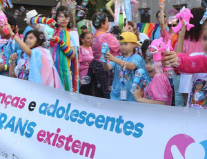'Bloco das crianças trans' na Parada LGBT+ de São Paulo divide opiniões