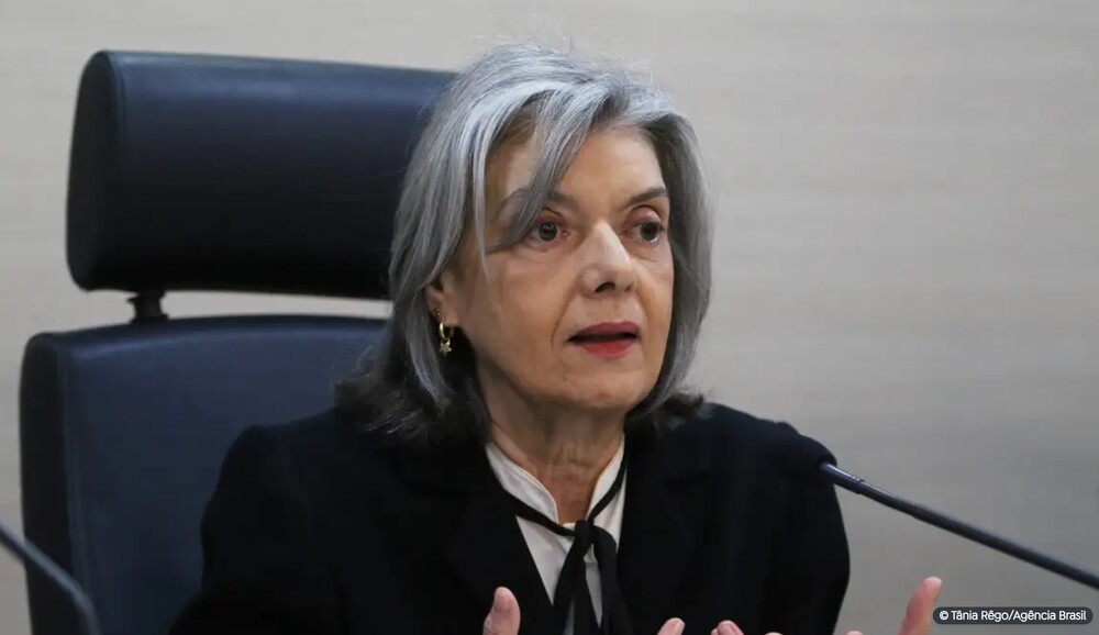 Cármen Lucia toma posse na presidência do TSE