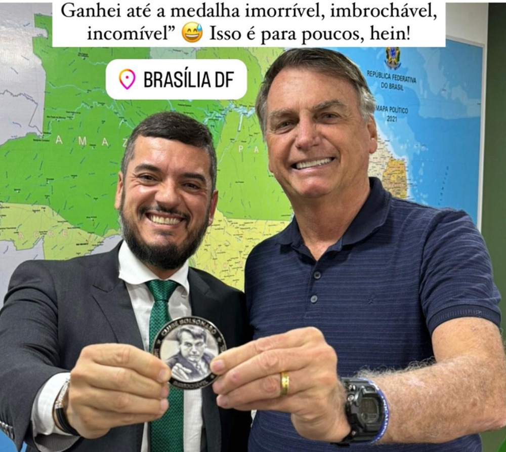Bacellar aparece sorridente ao lado de Bolsonaro, exibindo com bom humor a 'medalha imbrochável' recebida do ex-presidente