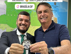 Bacellar aparece sorridente ao lado de Bolsonaro, exibindo com bom humor a 'medalha imbrochável' recebida do ex-presidente