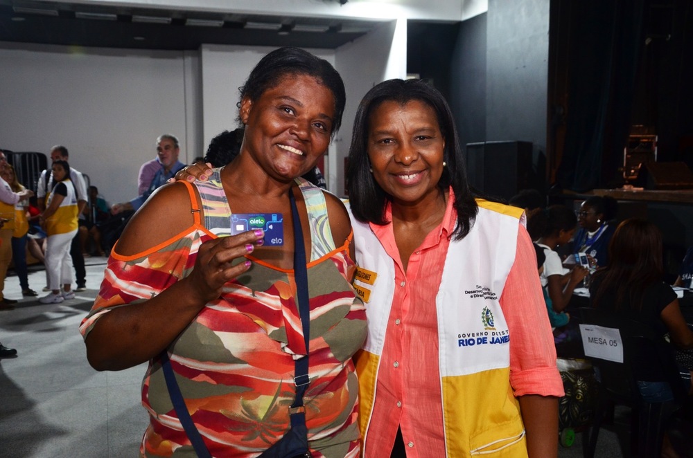 Governo do Estado entrega Cartão Recomeçar para as cidades do Rio de Janeiro e Queimados