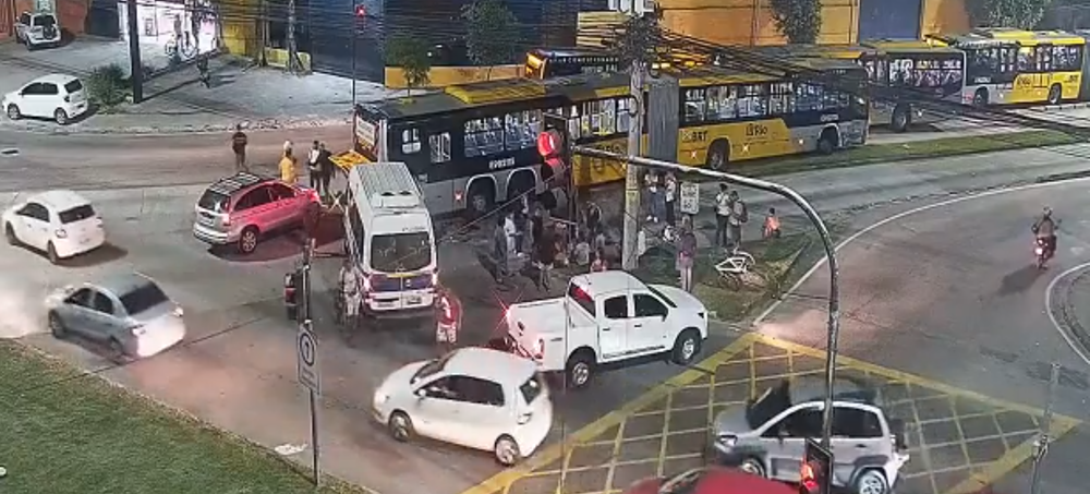 Acidente entre van e BRT deixa 17 feridos na Estrada dos Bandeirantes, na Zona Oeste do Rio
