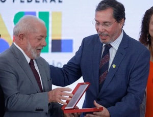 Merval elogia Lula pelo sucesso internacional após Brasil ter imagem enxovalhada por Bolsonaro