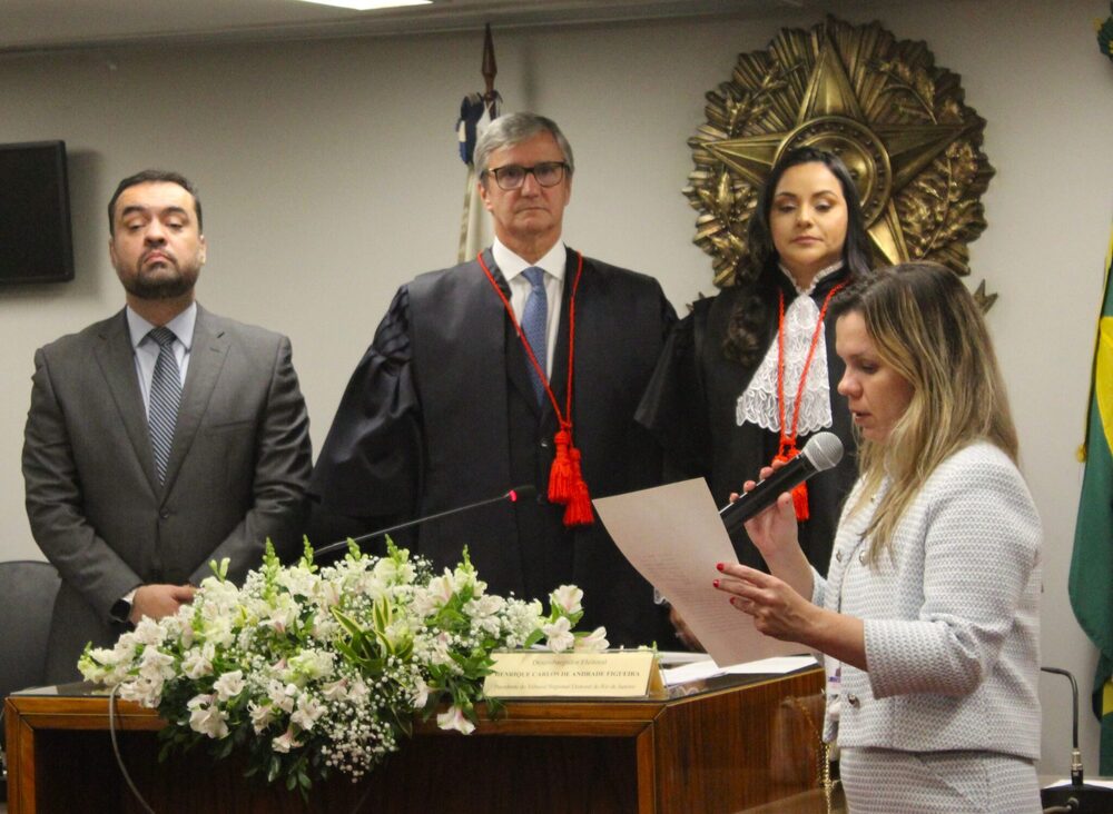 Presidente do TRE-RJ empossa novos membros Juiz Rafael Estrela Nóbrega e Advogada Manoela Augusta Martins Rodrigues Dourado