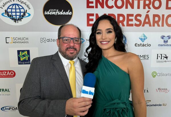 Miss Minas Gerais e cantora Paloma Marques recebe prêmio em encontro de empresários do G 10