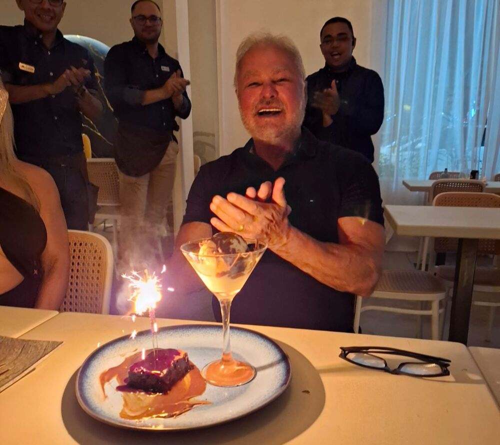 Kadu Moliterno comemorou o aniversário nessa quinta, 20, ao lado da esposa e amigos no restaurante Celine Sushi na Barra da Tijuca.