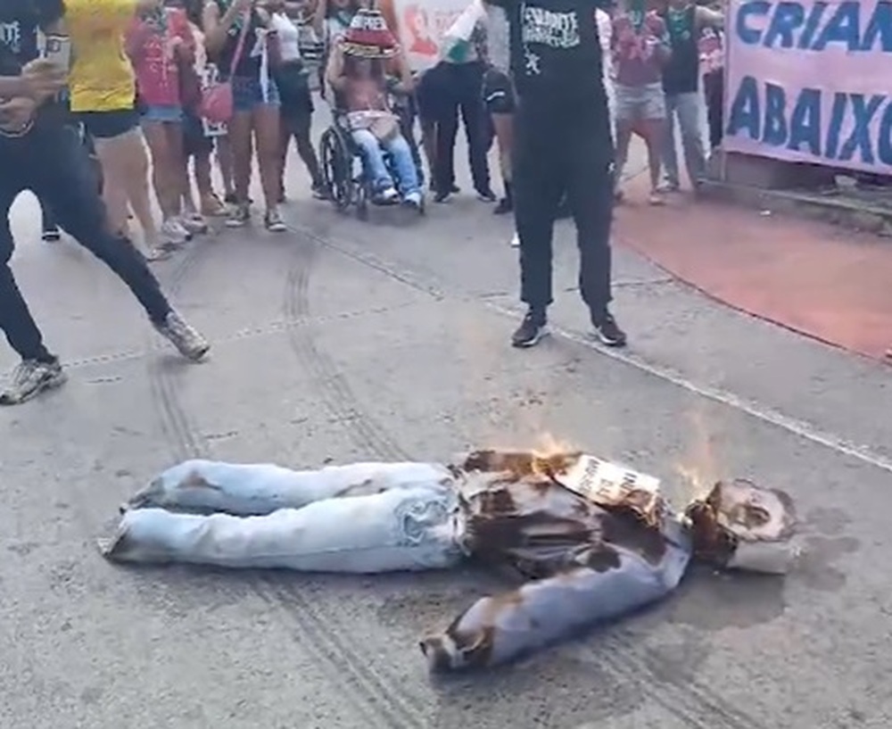'Fora Lira' pede população em Copacabana e Belo Horizonte colocando fogo em boneco