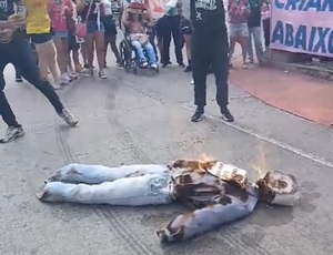'Fora Lira' pede população em Copacabana e Belo Horizonte colocando fogo em boneco