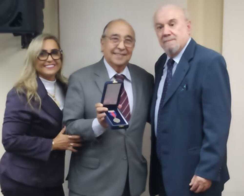 Dr. Julio Cesar declara apoio ao pre-candidato a prefeito Aluísio Gama, na OAB, ao receber a Medalha Paulo Machado