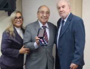 Dr. Julio Cesar declara apoio ao pre-candidato a prefeito Aluísio Gama, na OAB, ao receber a Medalha Paulo Machado