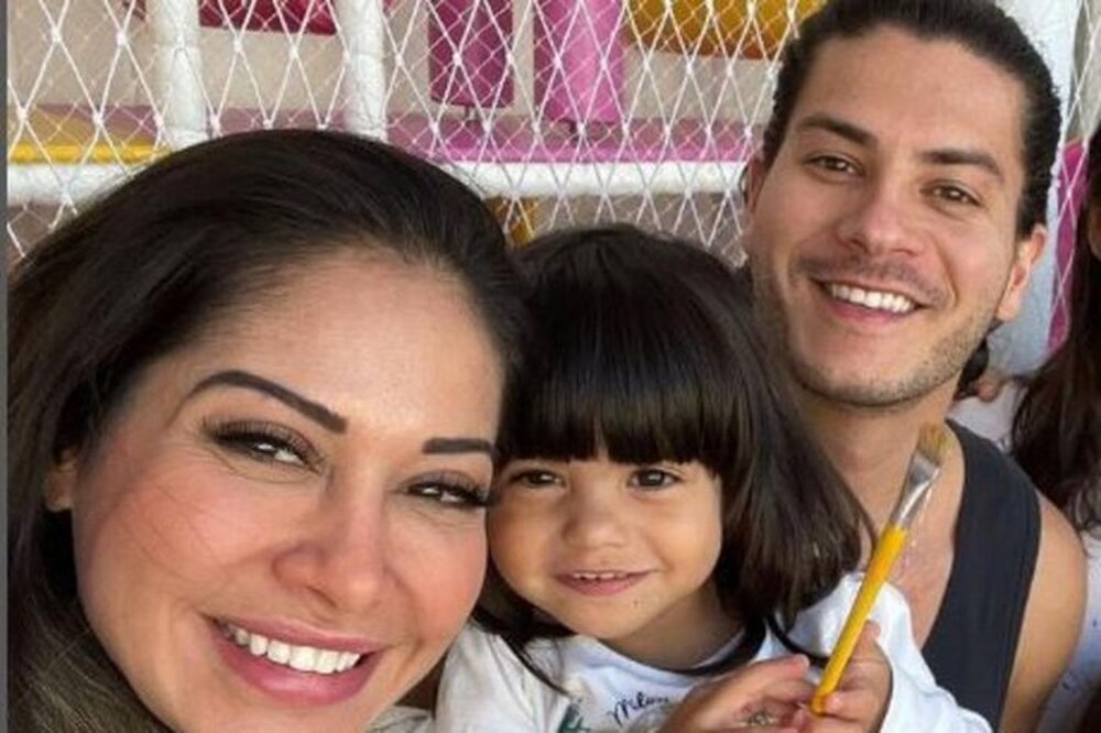Mayra Cardi e Arthur Aguiar trocam farpas em rede sociais quando deveriam educar a filha