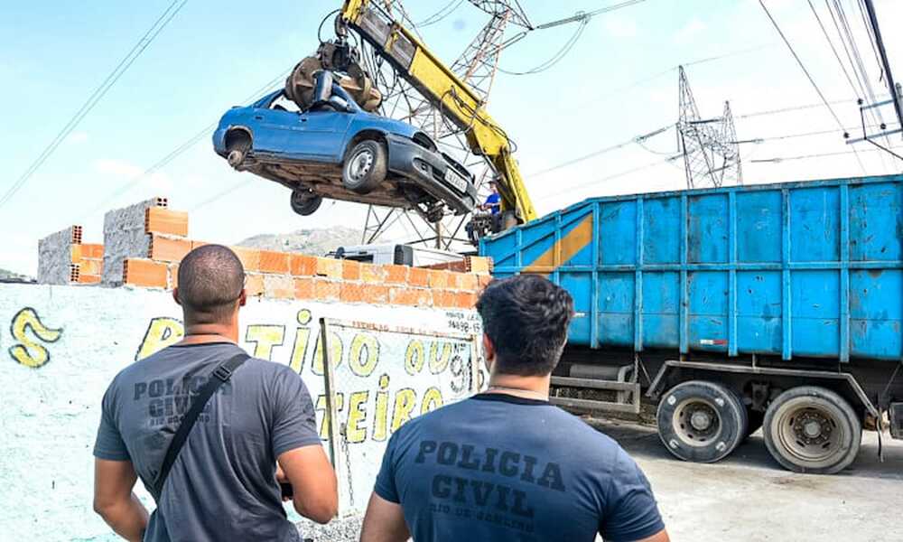 Operação Desmonte interdita ferro-velho irregular em Santíssimo, na Zona Oeste da capital