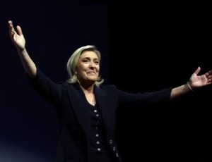 Extrema Direita vence Primeiro Turno na França, e Macron clama por Aliança Democrática 