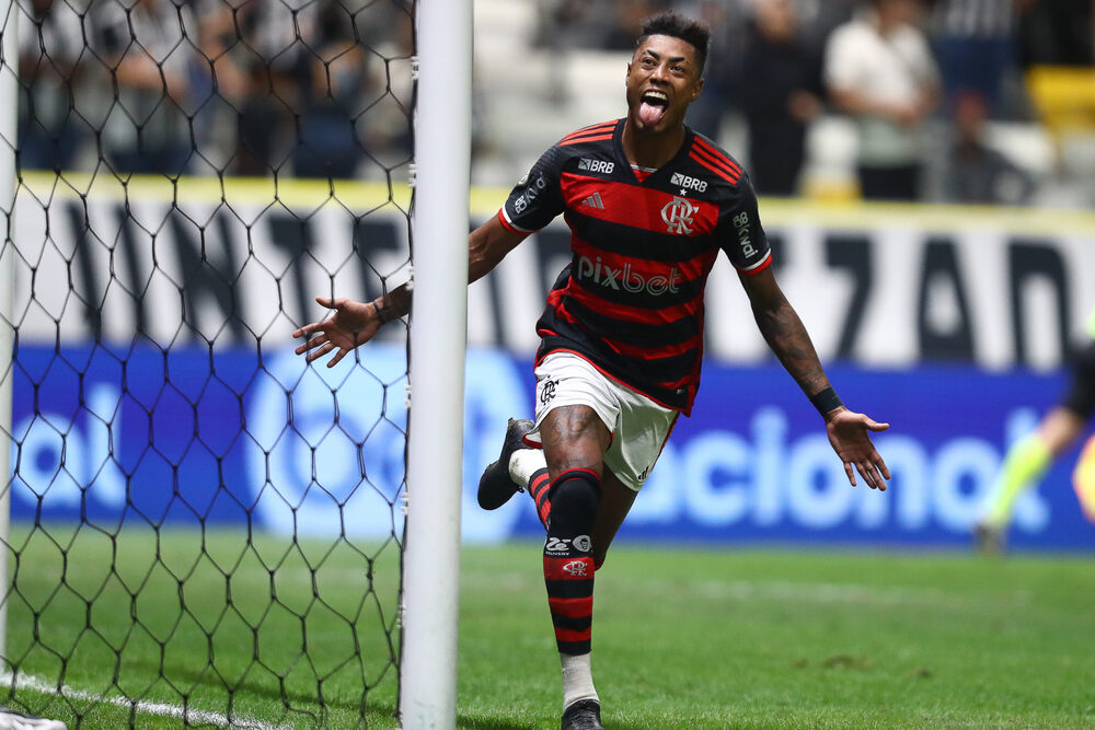 Bruno Henrique dá show, Flamengo goleia o Atlético-MG e segue na liderança do Brasileirão
