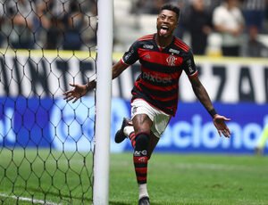 Bruno Henrique dá show, Flamengo goleia o Atlético-MG e segue na liderança do Brasileirão