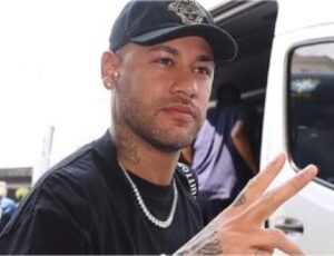 Neymar Jr. leva a família para conhecer a nova herdeira 