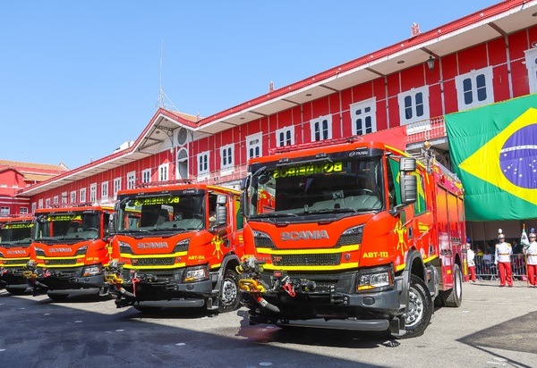 Corpo de Bombeiros completa 168 anos e recebe 40 novos caminhões de combate a incêndios