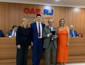 OAB entrega medalha Sobral Pinto ao Dr. Laércio Andrade de Souza pelos seus 50 anos de advocacia e inaugura a galeria dos ex-presidentes da OAB de Itaperuna