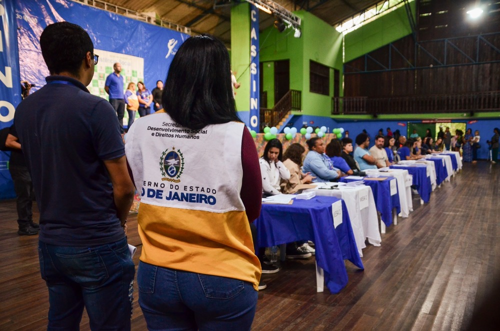 Governo do Estado beneficia mais 3,7 mil famílias com o Cartão Recomeçar nos municípios de Paracambi e Nova Iguaçu