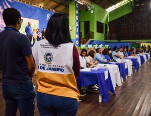 Governo do Estado beneficia mais 3,7 mil famílias com o Cartão Recomeçar nos municípios de Paracambi e Nova Iguaçu