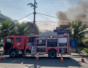 ASSISTA: Incêndio destrói restaurante em Niterói: bombeiros lutam contra as chamas