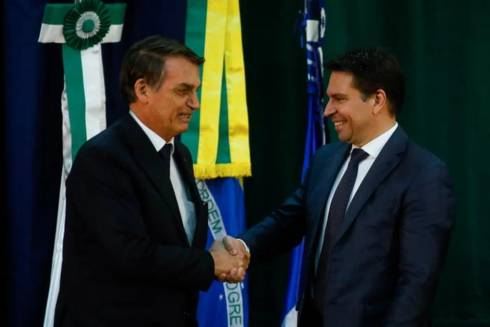 Reviravolta no STF: Bolsonaro e Ramagem liberados para se comunicar em meio à investigação da 