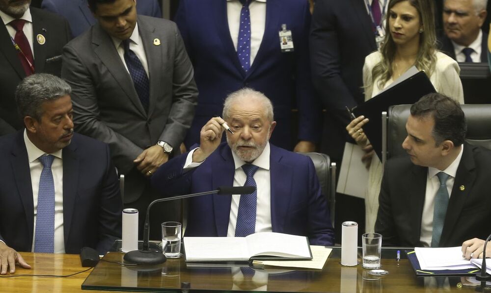 PL preocupado com popularidade, Lula foi eleito com 39 % e sua popularidade aumentou para 69 % entre os pobres