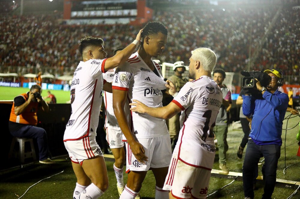 Flamengo bate o Vitória fora de casa, e pode voltar a liderança