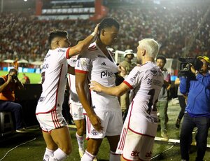 Flamengo bate o Vitória fora de casa, e pode voltar a liderança