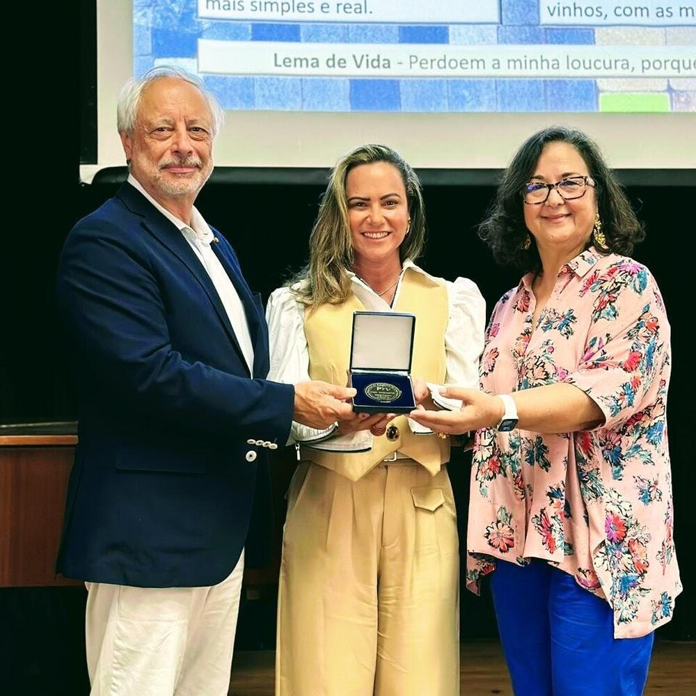 A brasileira e ativista social, Carina Alves, foi agraciada com a Medalha de Mérito Pró-Inclusão em Portugal