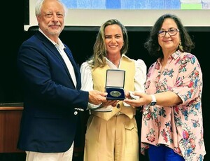 A brasileira e ativista social, Carina Alves, foi agraciada com a Medalha de Mérito Pró-Inclusão em Portugal