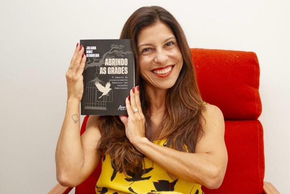 Musa da Mangueira e porta bandeira do bloco Simpatia é quase Amor, Juliana Diniz Cerqueira lança seu livro “Abrindo as Grades: