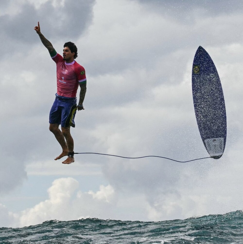 Gabriel Medina voa em Teahupoo e chega às quartas de final no surfe