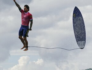 Gabriel Medina voa em Teahupoo e chega às quartas de final no surfe