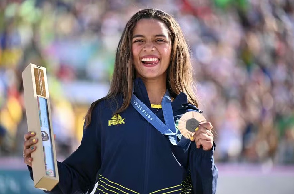 Medalhista de Bronze, Rayssa Leal Dribla Regras e Envia Mensagem Religiosa em Libras 