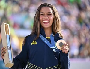 Medalhista de Bronze, Rayssa Leal Dribla Regras e Envia Mensagem Religiosa em Libras 