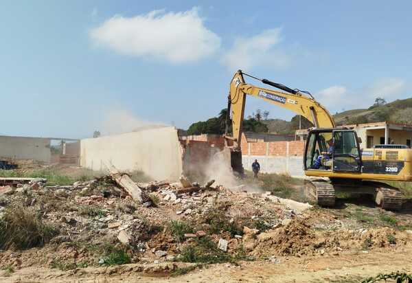 200 construções irregulares são demolidas na Zona Oeste do Rio