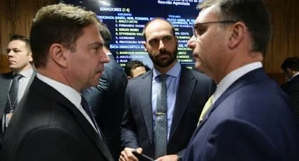 Documentos revelam dossiê secreto de Alexandre Ramagem, contra Flávio Bolsonaro; Investigação da PF aponta 'Abin Paralela'