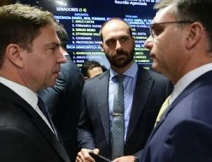 Documentos revelam dossiê secreto de Alexandre Ramagem, contra Flávio Bolsonaro; Investigação da PF aponta 'Abin Paralela'