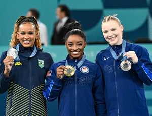 Rebeca Andrade é medalha de prata no salto feminino