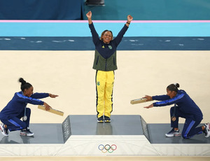 Web vai à loucura com foto de Simone Biles e Jordan Chiles reverenciando Rebeca Andrade no pódio