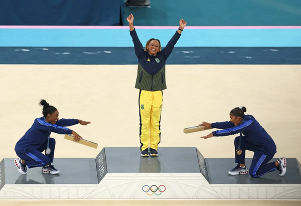 Web vai à loucura com foto de Simone Biles e Jordan Chiles reverenciando Rebeca Andrade no pódio