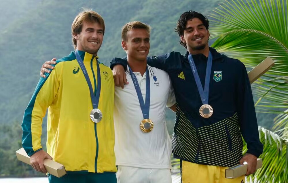 Brasil sem replay do ouro no Surfe: Tatiana Weston-Webb ganha prata e Gabriel Medina fica com o bronze no surfe