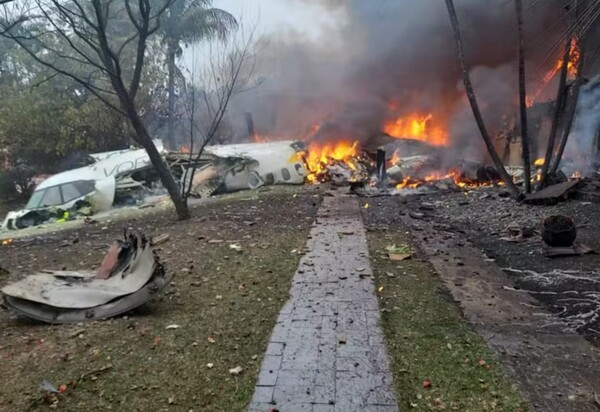 Vinhedo em choque: avião com 62 a bordo cai em bairro residencial, ASSISTA