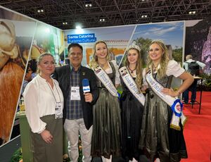 Cultura, Tradição e Fé: Gabriela, Maitê, Luana e Adriane representam Santa Catarina no 8º Salão de Turismo no RioCentro