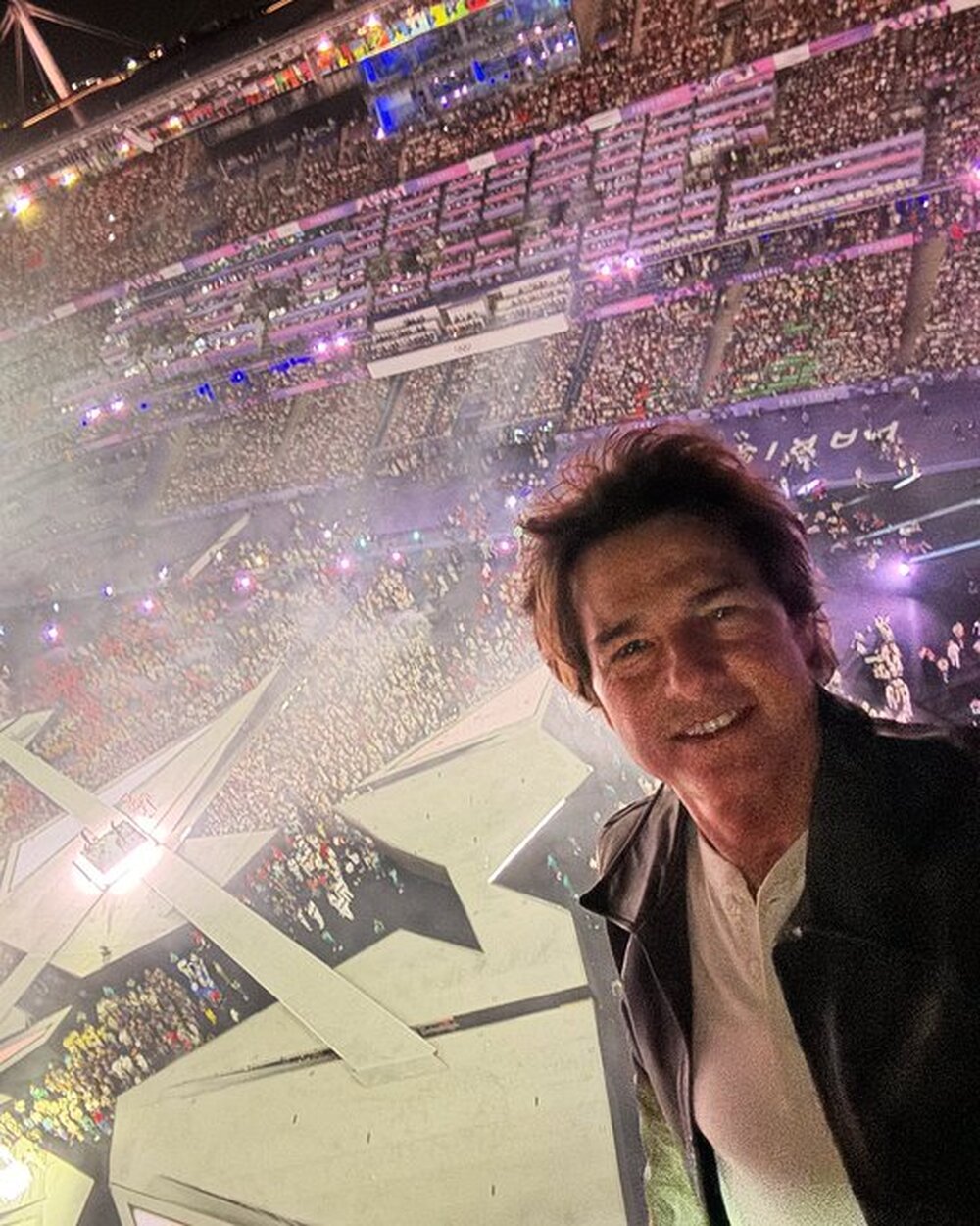 Aros olímpicos são resgatados e Tom Cruise cai do céu na cerimônia de passagem do bastão de Paris 2024 para LA 2028 