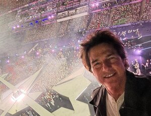 Aros olímpicos são resgatados e Tom Cruise cai do céu na cerimônia de passagem do bastão de Paris 2024 para LA 2028 