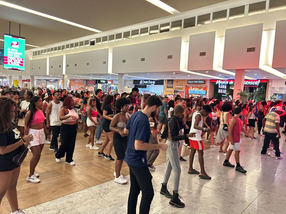 Baile charme agita a praça de alimentação do Shopping Nova Iguaçu