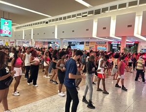 Baile charme agita a praça de alimentação do Shopping Nova Iguaçu