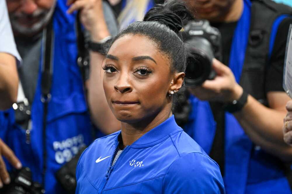 Mãe de Simone Biles pede perdão à filha após abandoná-la por vício em drogas